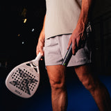 Joueur de padel, pala en main, avec le spray TIVA Ultimate Sticky Grip